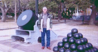 Joe Miele in Battery Park.... "I don't know if they're brass or not, but 
that cannon has a lot of balls never-the-less!"
