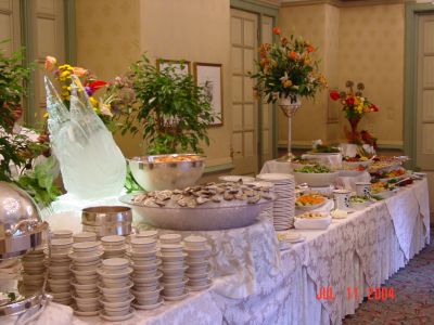 Louisiana Oysters overlooked by the swan ice carving in the Jazz Brunch 
food line.
