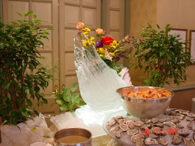 Swan ice carving along with Louisiana Oysters on the Half Shell....breakfast 
of Champions........
